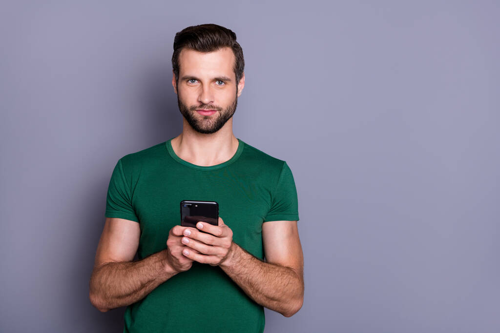 Πορτρέτο της σοβαρής άντρας χρήση smartphone search κοινωνικό δίκτυο corona ιό νέα φορούν καλά ρούχα εμφάνιση απομονώνονται πάνω από γκρι φόντο χρώμα - Φωτογραφία, εικόνα