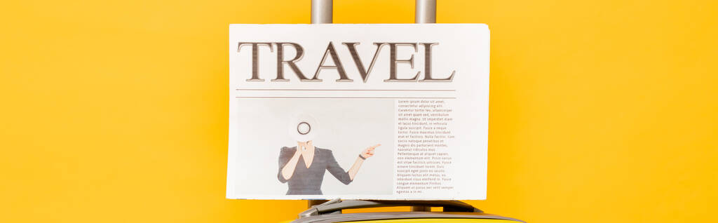 туристическая газета на красочном чемодане на желтом фоне, панорамный снимок - Фото, изображение