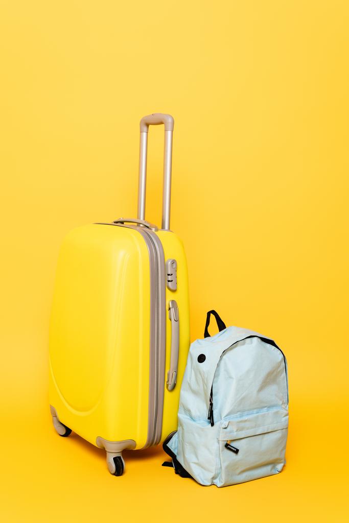 ταξιδιωτική τσάντα με σακίδιο σε κίτρινο φόντο - Φωτογραφία, εικόνα