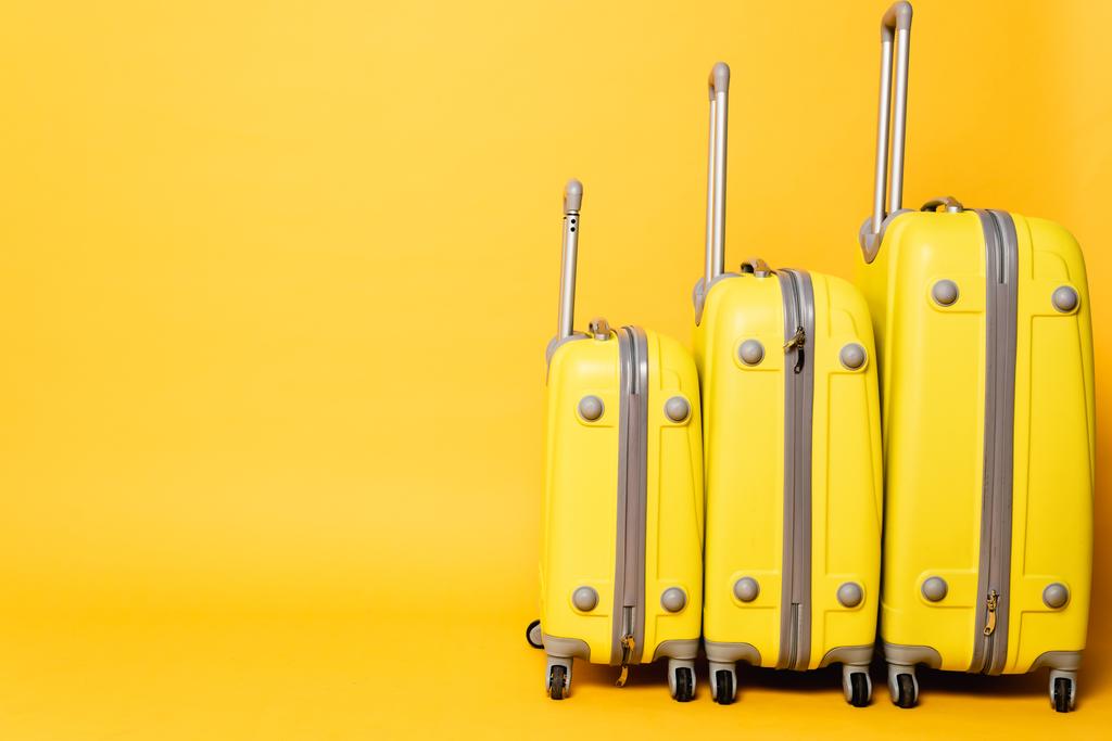 pilha de sacos de viagem no fundo amarelo
 - Foto, Imagem