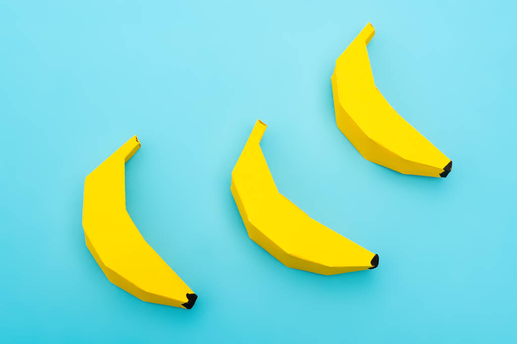 vista superior de plátanos de papel sobre fondo azul
 - Foto, Imagen