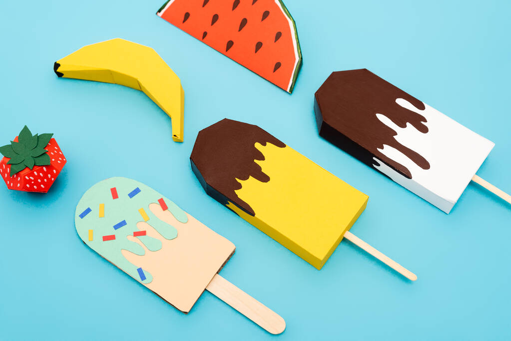 青い背景の紙の夏の果物とアイスクリームのトップビュー - 写真・画像