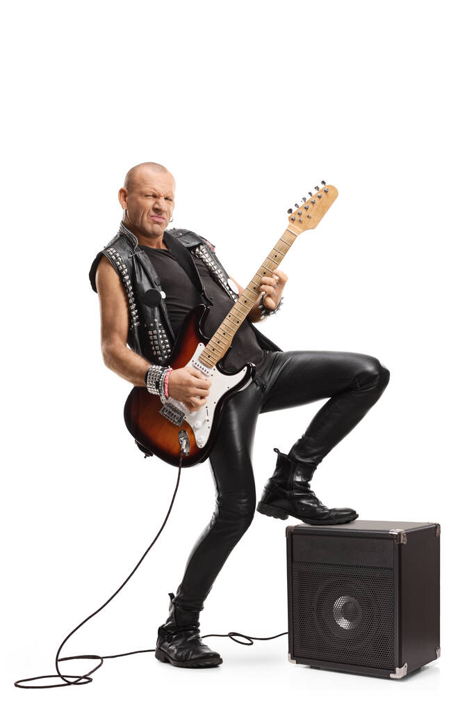 Largometraje de una estrella de rock tocando una guitarra con su pierna en un amplificador aislado sobre fondo blanco
 - Foto, Imagen
