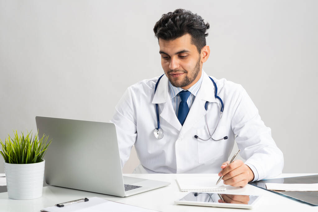 Jonge Arabisch internist werkt op de computer - Foto, afbeelding