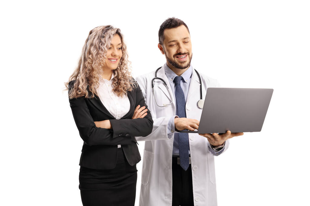 Бизнесмен и врач-мужчина смотрят на ноутбук, изолированный на белом фоне - Фото, изображение