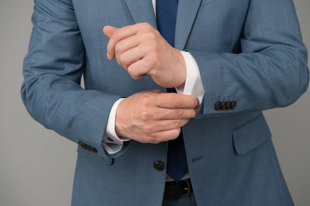Χέρια προσαρμογή μανίκια επίσημο κοστούμι επαγγελματική στολή, έννοια τελειομανία - Φωτογραφία, εικόνα