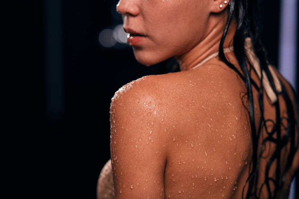 Textura cercana del hombro mojado de una mujer joven
 - Foto, Imagen