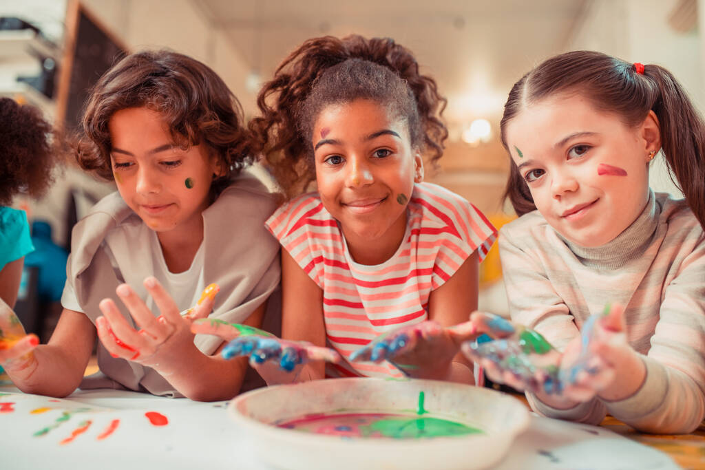 Bambini felici che dipingono con le dita a scuola - Foto, immagini