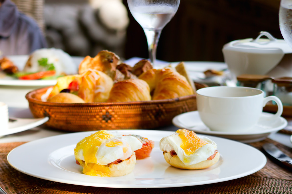leckere Eier zum Frühstück serviert - Foto, Bild