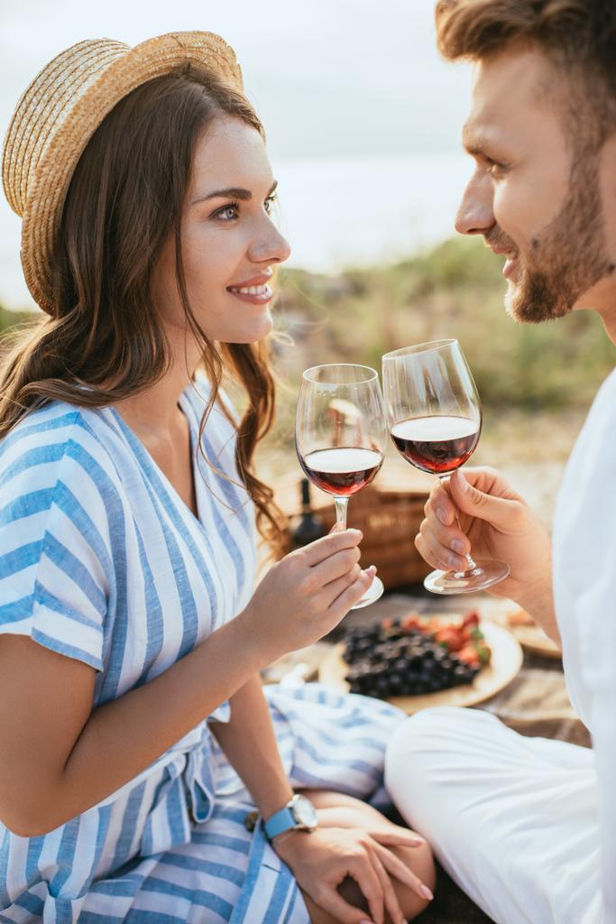 alegre pareja tintineo vasos con vino tinto fuera
  - Foto, imagen
