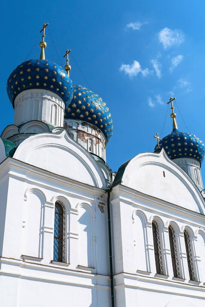 Russland, Uglich, Juli 2020. Ein vertikaler Blick auf den Giebel einer alten orthodoxen Kathedrale. - Foto, Bild