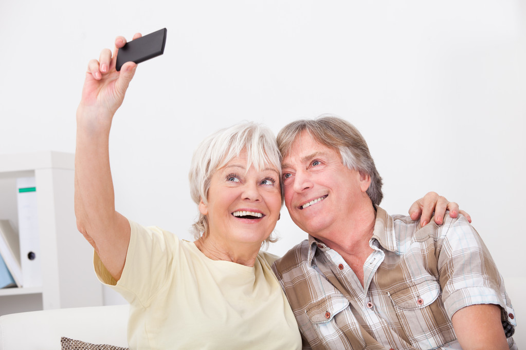 Senioren-Paar nutzt Handy - Foto, Bild