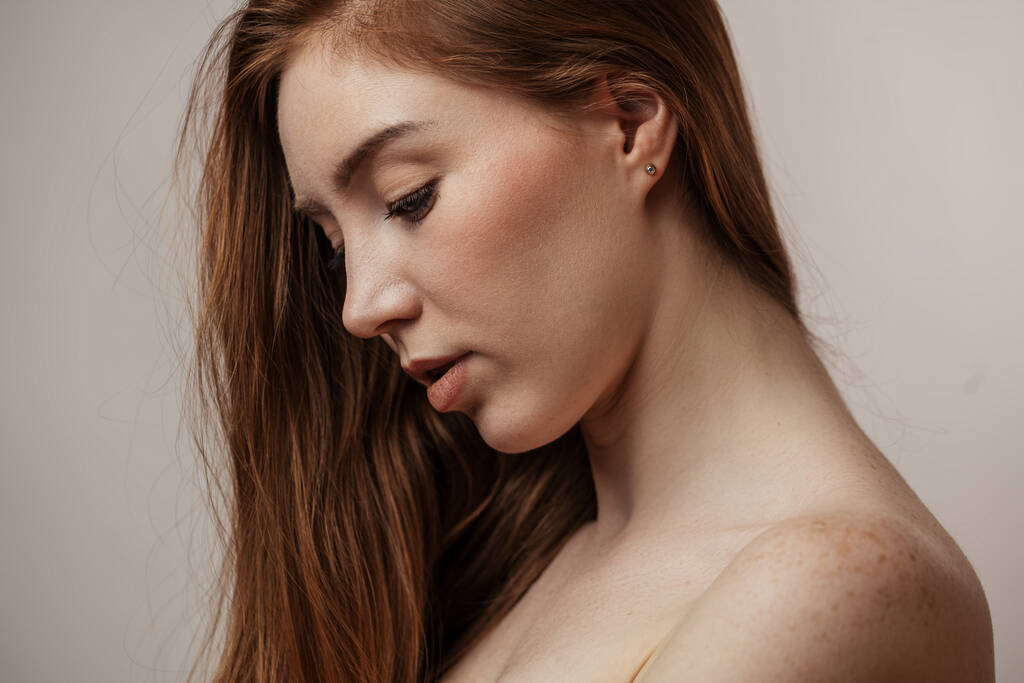 Fej és váll stúdió portré gyömbéres hajú gyönyörű wo - Fotó, kép