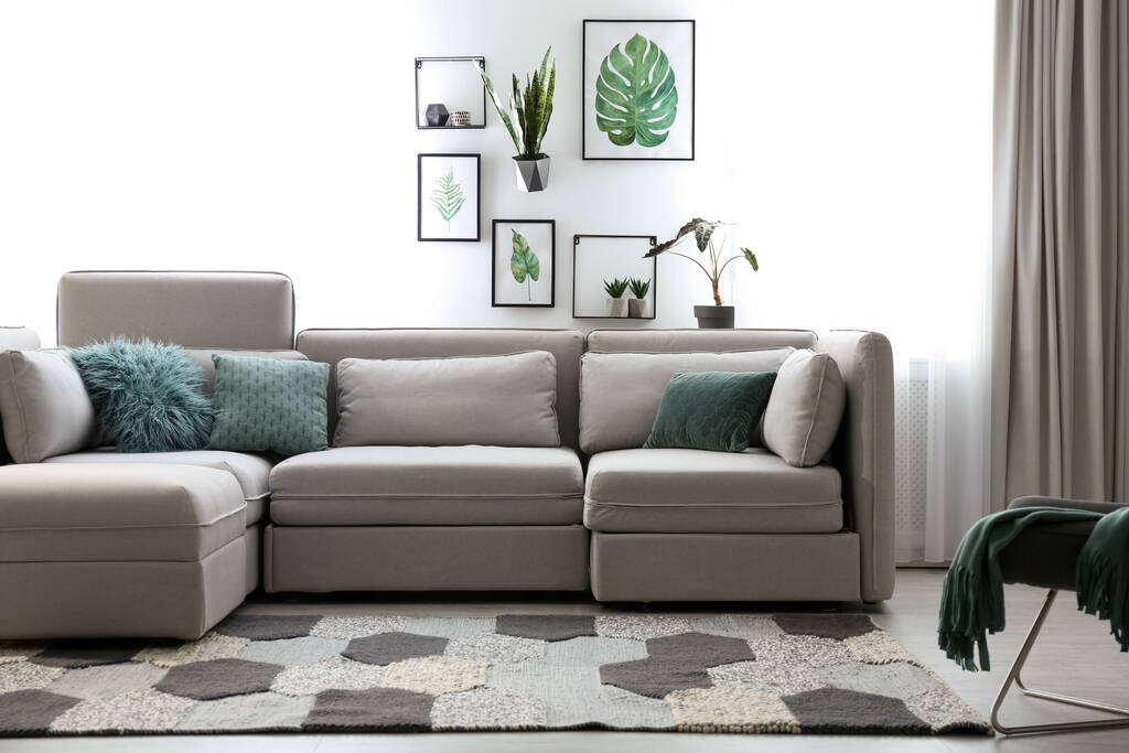 Удобный большой диван в светлой комнате. Дизайн интерьера - Фото, изображение