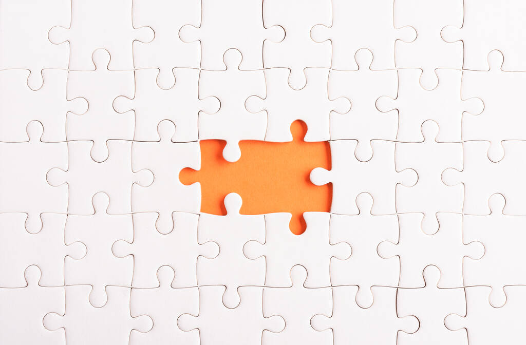 Vista dall'alto piatto strato di carta semplice puzzle bianco struttura del gioco puzzle pezzo incompleto o mancante, studio girato su uno sfondo arancione, concetto di calcolo del quiz - Foto, immagini
