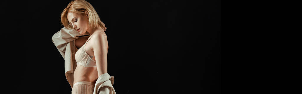 Panoráma orientáció vonzó lány fehérnemű és ing elszigetelt fekete  - Fotó, kép