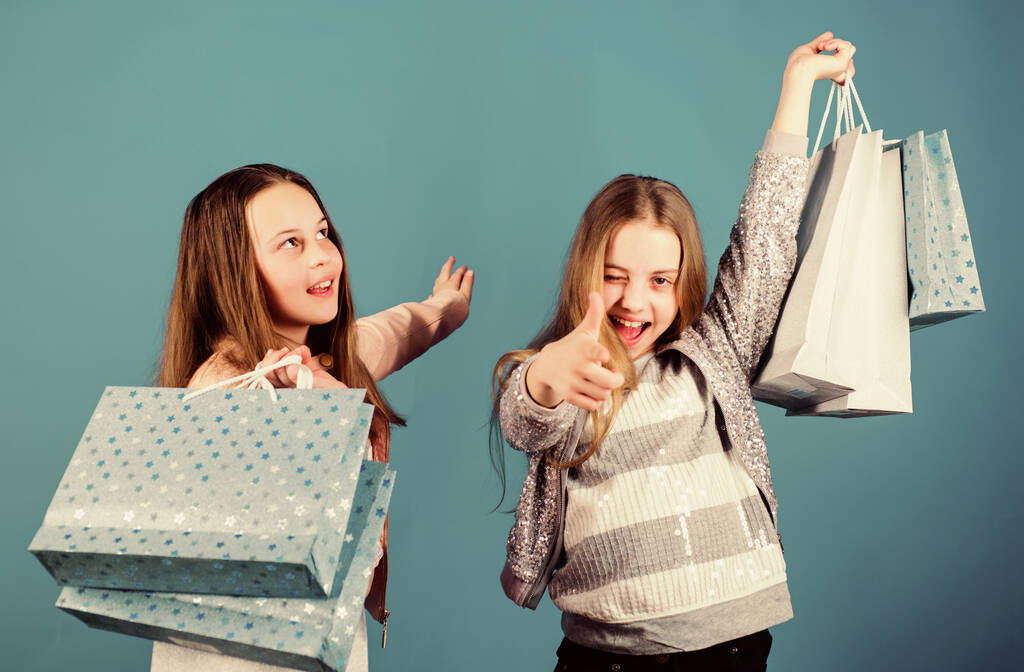 Ημέρα αγορών ευτυχία. Ευτυχισμένα παιδιά στο μαγαζί με τσάντες. Αδελφές ψωνίζουν μαζί. Αγόρασε ρούχα. Αγοραστής εθισμένος στη μόδα. Παιδιά μπουτίκ μόδας. Τα ψώνια είναι η καλύτερη θεραπεία. Ψώνια των ονείρων της - Φωτογραφία, εικόνα
