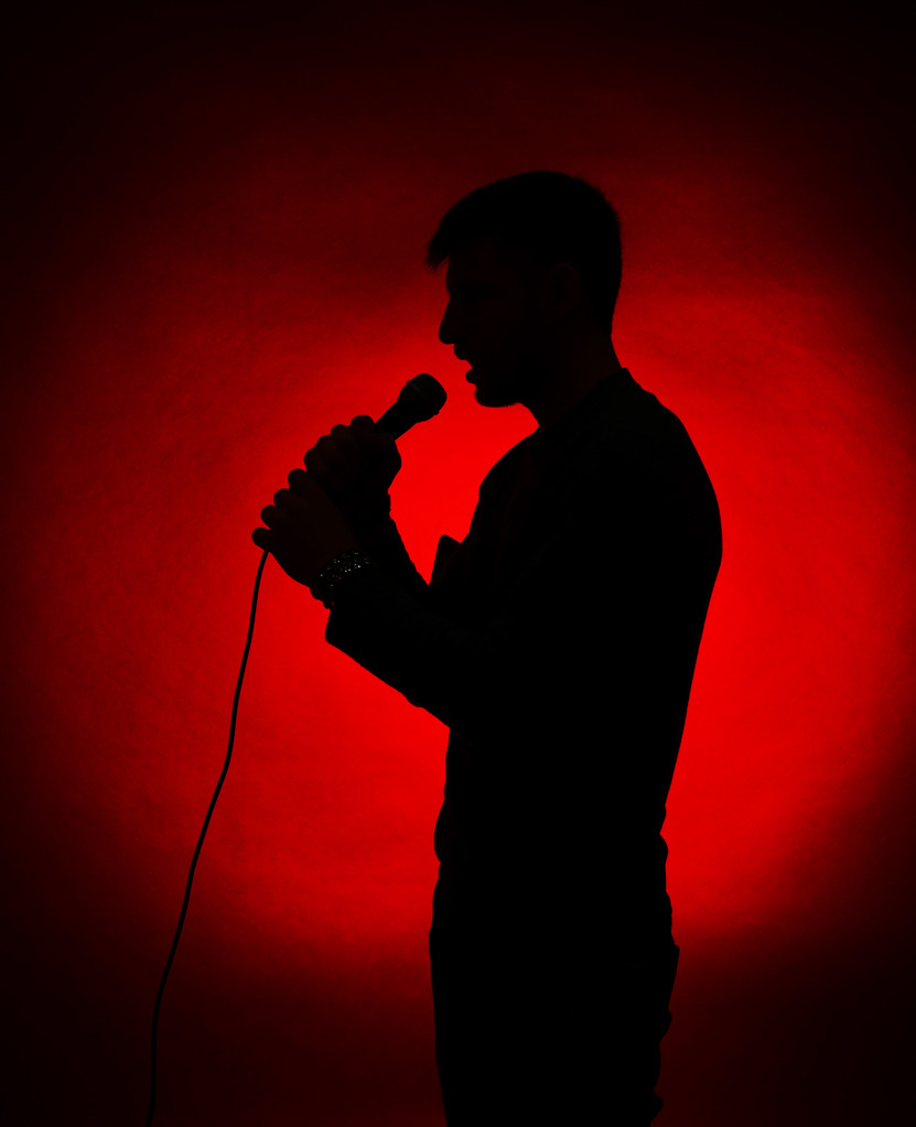 hudebník siluetu na pozadí tmavé barvy - Fotografie, Obrázek
