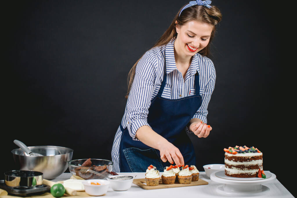 Frau dekoriert leckeren Kuchen - Foto, Bild