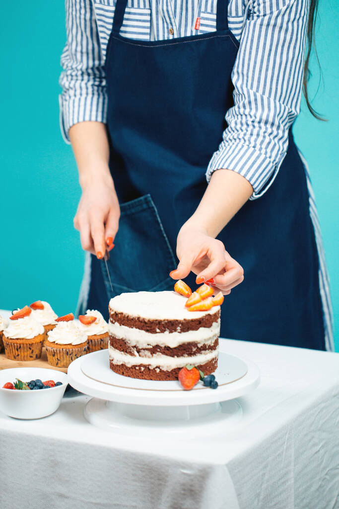 Lezzetli pastayı süsleyen kadın - Fotoğraf, Görsel