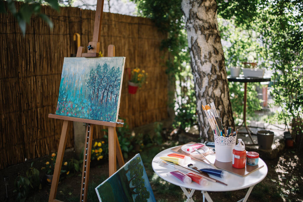 Taller de artistas en el patio trasero con árboles y plantas
 - Foto, imagen