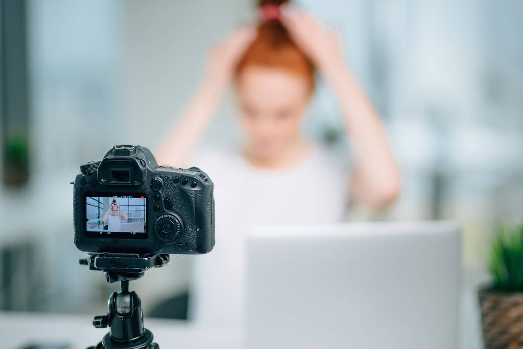 Frau dreht Video für ihren Blog über Frisur mit Kamera - Foto, Bild