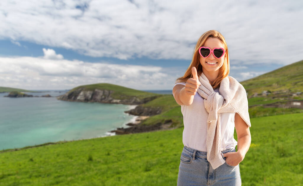 žena ukazující palce nahoru v Irsku - Fotografie, Obrázek