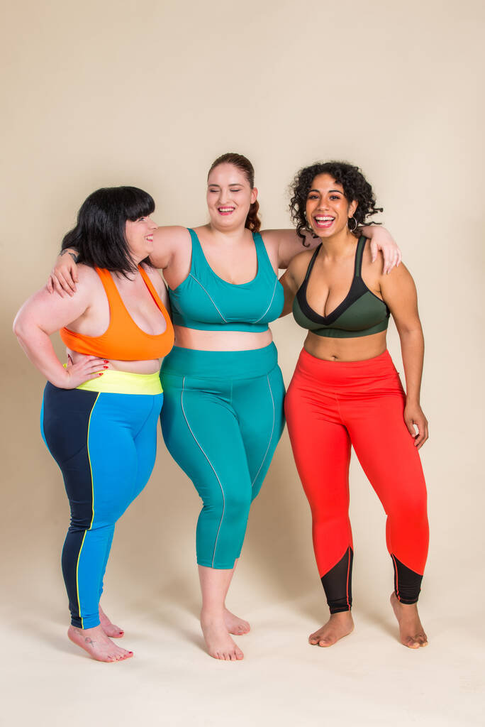 Grupo de 3 mujeres de gran tamaño posando en el estudio - Hermosas chicas aceptando la imperfección corporal, fotos de belleza en el estudio - Conceptos sobre la aceptación del cuerpo, la positividad corporal y la diversidad - Foto, imagen
