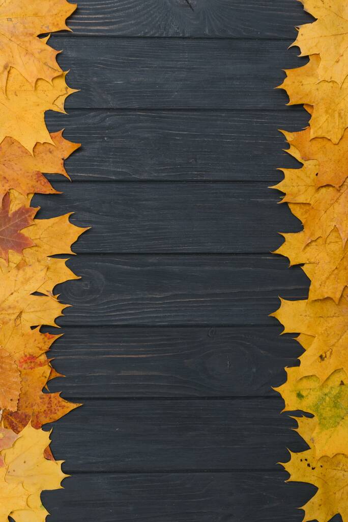 Hojas de otoño sobre fondo de madera.Con espacio de copia - Foto, Imagen