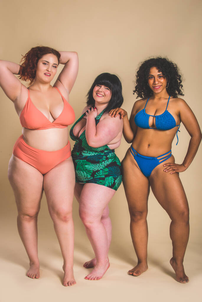スタジオでポーズをとる3人のオーバーサイズの女性のグループ – 美少女たちが身体の不完全さを受け入れ、スタジオでの美ショット – 身体の受容、身体のポジティビティと多様性についての概念 - 写真・画像