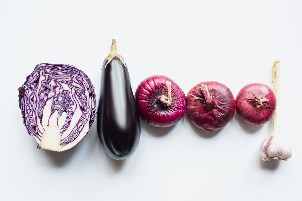 επίπεδο θέσει με κόκκινο κρεμμύδι, κόκκινο λάχανο, μελιτζάνα και σκόρδο σε λευκό φόντο - Φωτογραφία, εικόνα