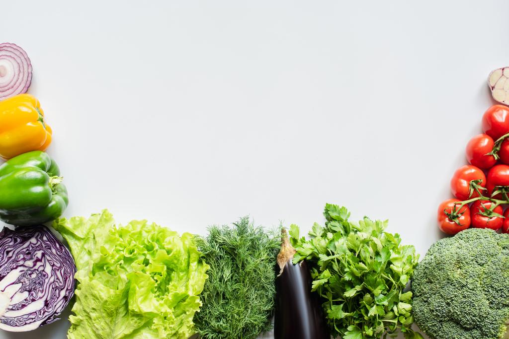 Draufsicht auf frisches, buntes Gemüse auf weißem Hintergrund - Foto, Bild