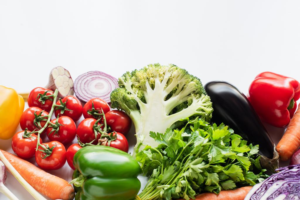 assortiment de légumes frais mûrs colorés isolés sur fond blanc - Photo, image