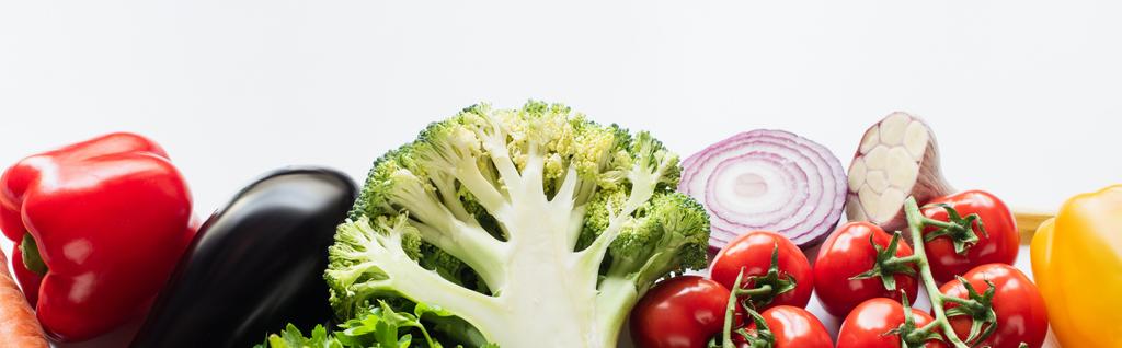 φρέσκα ώριμα πολύχρωμα λαχανικά που απομονώνονται σε λευκό φόντο, πανοραμική λήψη - Φωτογραφία, εικόνα