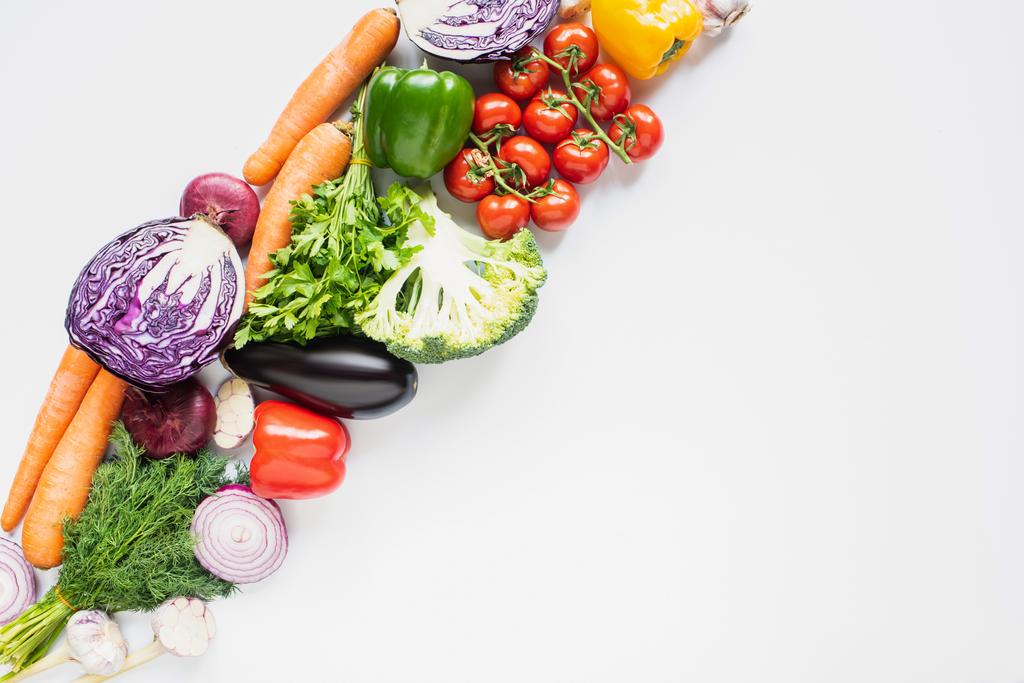 vista superior de verduras frescas maduras de colores sobre fondo blanco - Foto, Imagen