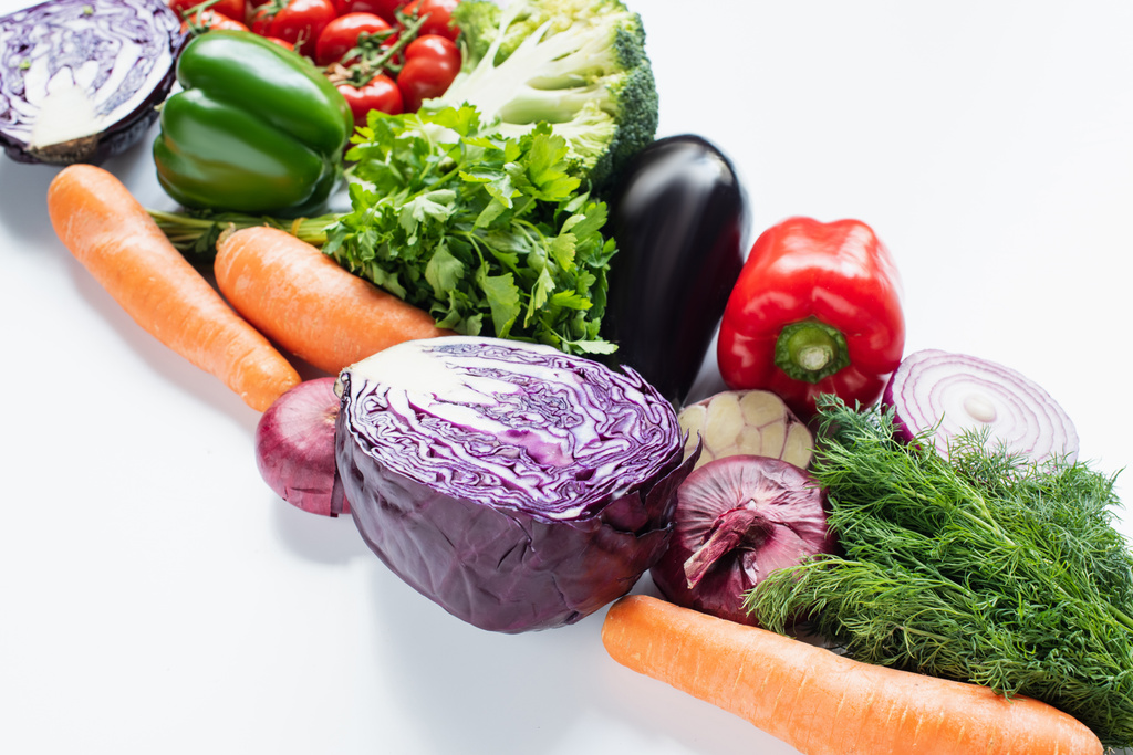 φρέσκα ώριμα πολύχρωμα λαχανικά σε λευκό φόντο - Φωτογραφία, εικόνα