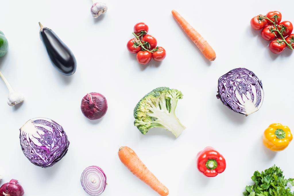 vista superior de verduras frescas surtidas sobre fondo blanco - Foto, Imagen