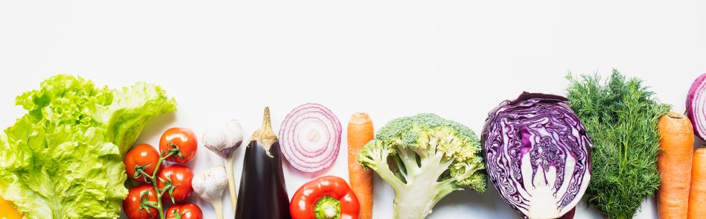 ylhäältä värikäs valikoima tuoreita vihanneksia valkoisella taustalla, panoraama laukaus - Valokuva, kuva
