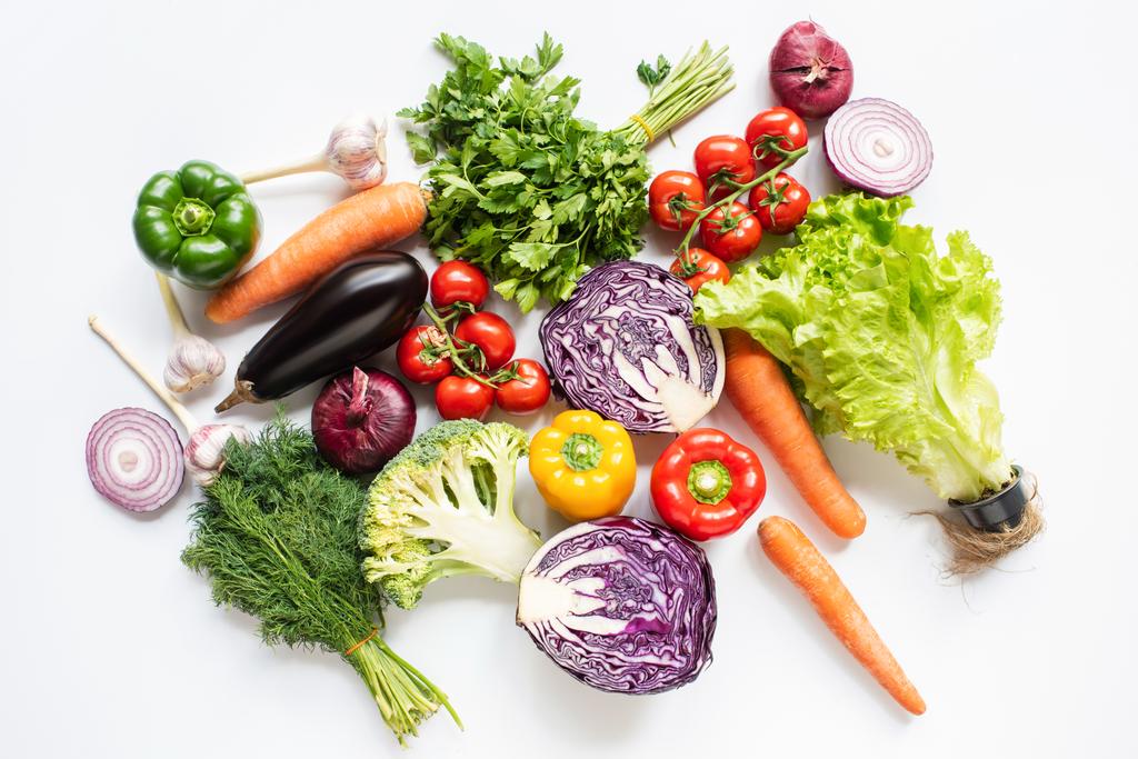 κορυφαία άποψη των πολύχρωμων ανάμεικτα φρέσκα λαχανικά σε λευκό φόντο - Φωτογραφία, εικόνα
