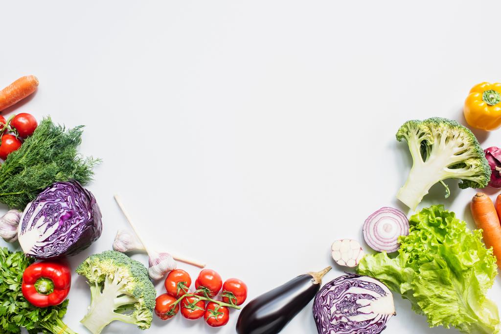 cornice di variopinte verdure fresche assortite su sfondo bianco - Foto, immagini