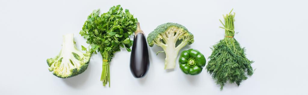 白い背景に緑の野菜とナスの盛り合わせフラットレイアウト,パノラマショット - 写真・画像