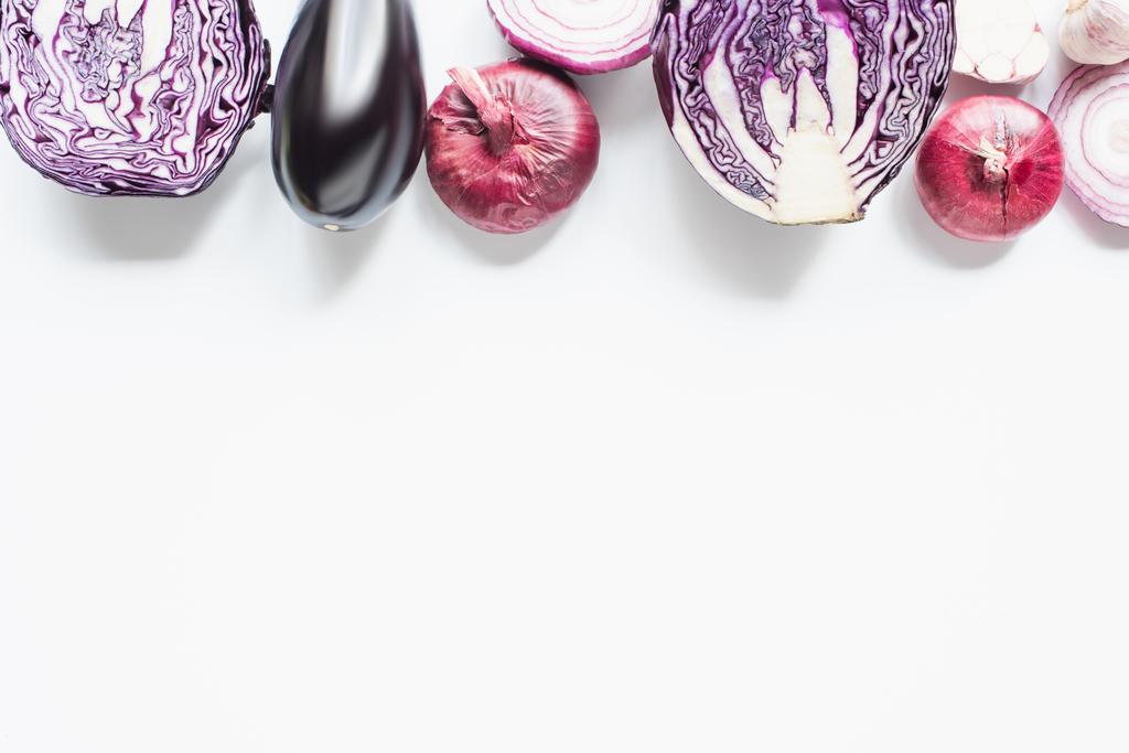 rand van rode ui, rode kool, aubergine en knoflook op witte achtergrond - Foto, afbeelding