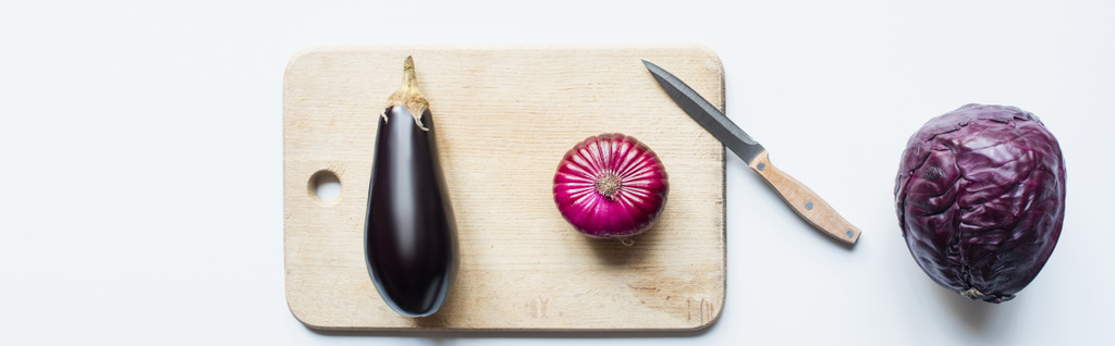 白を基調とした紫の野菜とナイフと木のまな板の上からのパノラマ写真 - 写真・画像