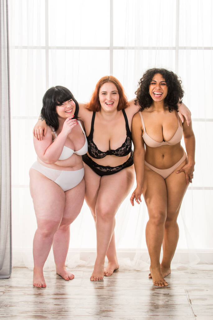 Grupo de 3 mujeres de gran tamaño posando en el estudio - Hermosas chicas aceptando la imperfección corporal, fotos de belleza en el estudio - Conceptos sobre la aceptación del cuerpo, la positividad corporal y la diversidad - Foto, imagen