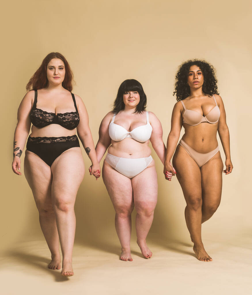 Stüdyoda poz veren 3 büyük boy kadın grubu - vücut hatasını kabul eden güzel kızlar, stüdyoda güzel poziyonlar - vücut kabulü, pozitiflik ve çeşitlilik konseptleri - Fotoğraf, Görsel