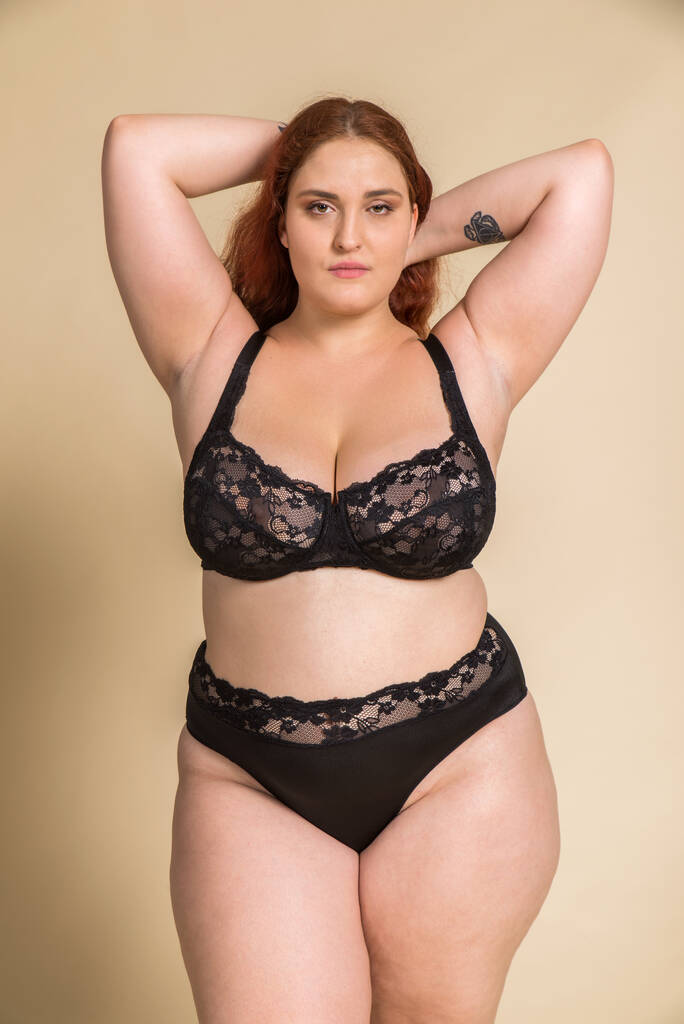 Pretty oversize woman posing in studio - Beautiful girl accepting her body imperfection, beauty shot in studio - Concepts about body acceptance, body positivity and diversity - Photo, Image