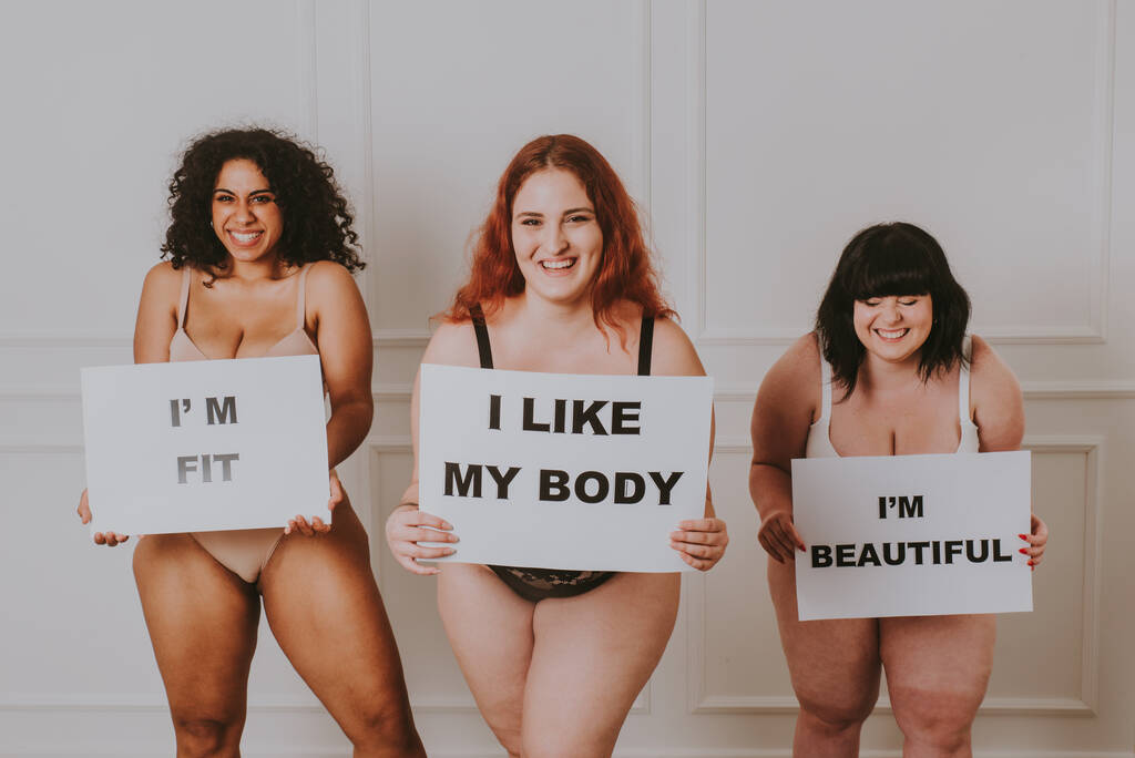 Группа из 3 больших женщин, позирующих в студии - Красивые девушки, принимающие несовершенство тела, снимки красоты в студии - Концепции о принятии тела, позитивности тела и разнообразии - Фото, изображение
