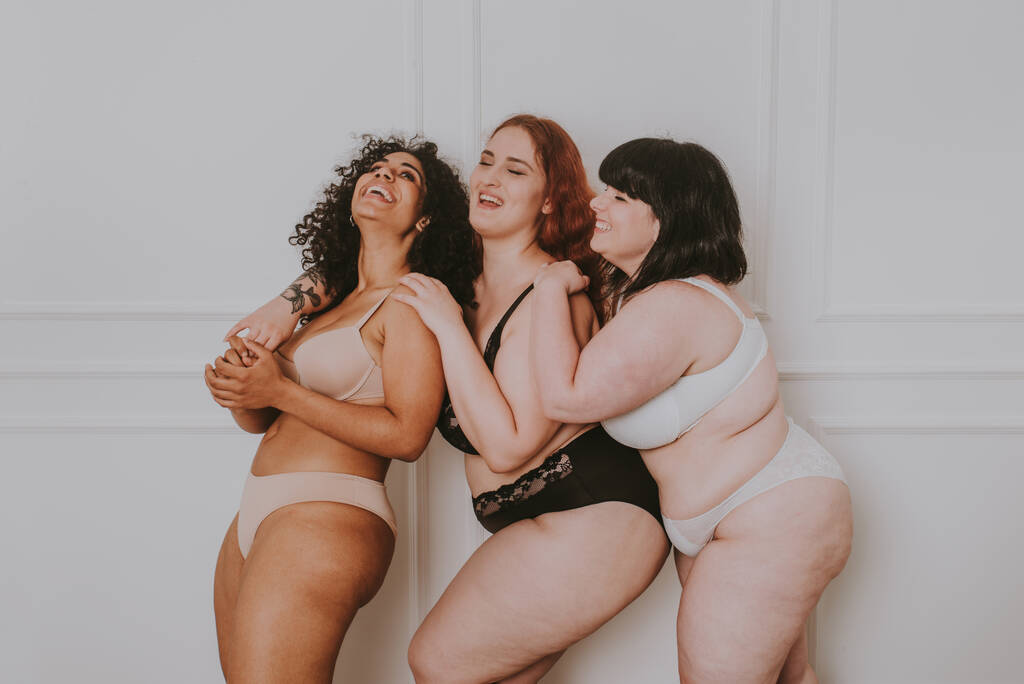 Groep van 3 oversized vrouwen poseren in studio - Mooie meisjes accepteren lichaam imperfectie, beauty shots in studio - Concepten over aanvaarding van het lichaam, positiviteit en diversiteit - Foto, afbeelding