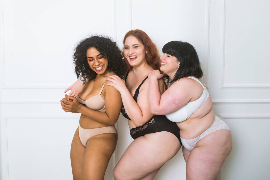 Group of 3 oversize women posing in studio - Όμορφα κορίτσια που αποδέχονται ατέλειες του σώματος, φωτογραφίες ομορφιάς στο studio - Έννοιες για την αποδοχή του σώματος, τη θετικότητα του σώματος και την ποικιλομορφία - Φωτογραφία, εικόνα
