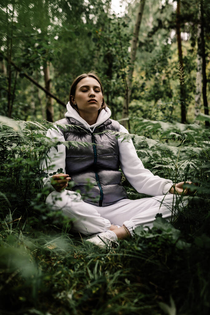 menina meditando na floresta siberiana
 - Foto, Imagem